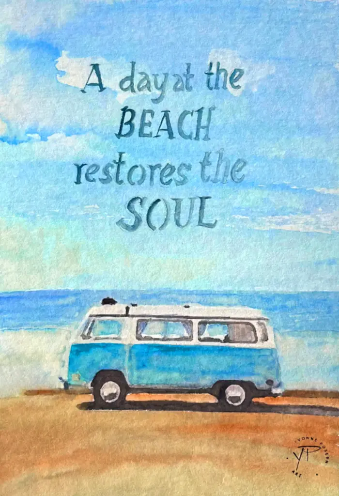 Aquarell-Postkarte mit türkisfarbenem VW-Bulli am Strand und dem Spruch „A day at the beach restores the soul“. Maritime Illustration mit Strand, Meer und Sommerstimmung. Illustratorin – Yvonne Posern