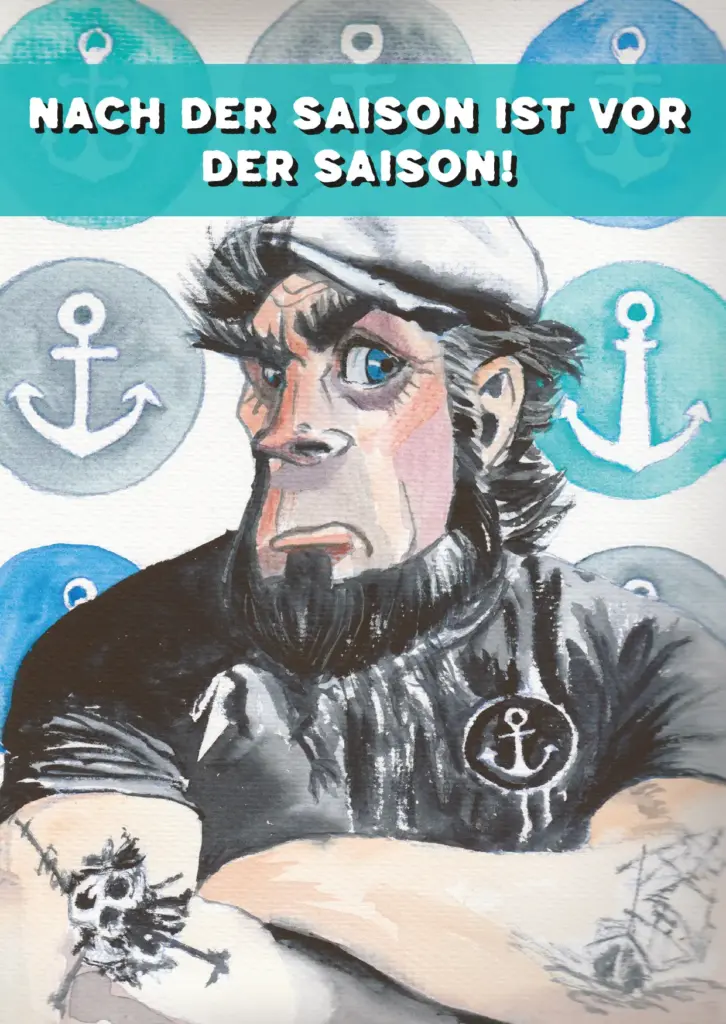 Humorvolle maritime Illustration eines bärtigen Kapitäns mit Anker-Tattoo und Matrosenmütze vor blauem Hintergrund mit Ankern. Postkarte mit dem Spruch „Nach der Saison ist vor der Saison“ im maritimen Cartoonstil. Maritime Illustration Seemann – Yvonne Posern