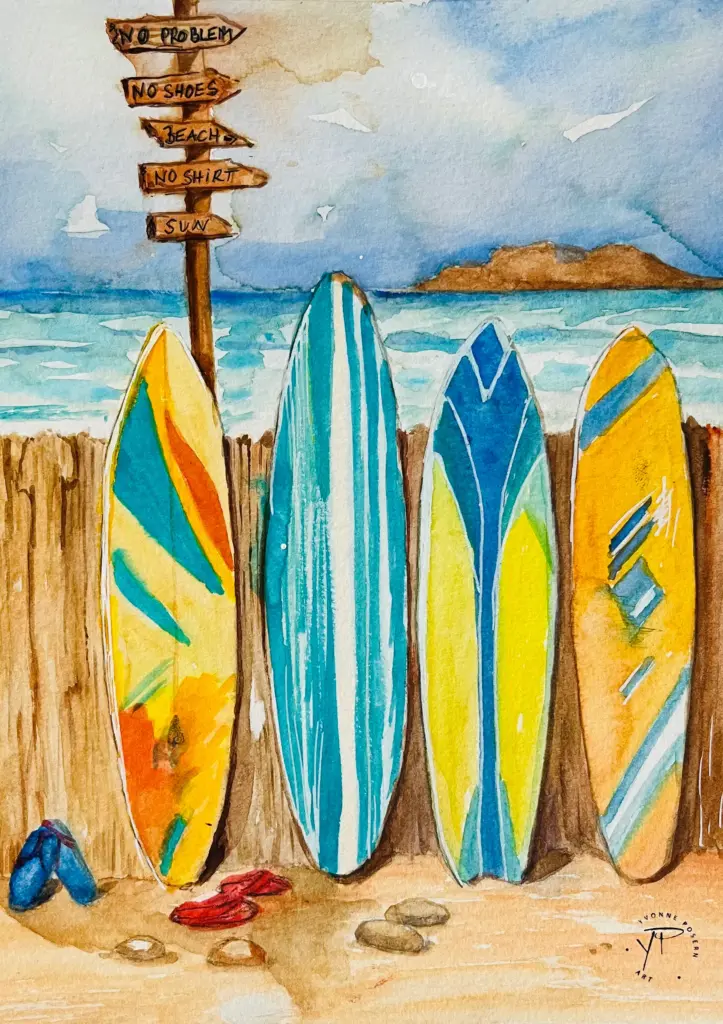 Aquarell-Illustration von bunten Surfboards, die an einem Strandzaun stehen, mit Wegweiser „No Shoes, Beach, No Shirt, Sun“. Maritime Sommer-Postkarte im handgemalten Aquarellstil.